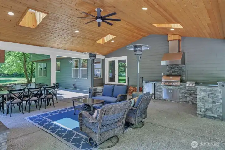 Have you seen an outdoor kitchen like this?? I haven't!