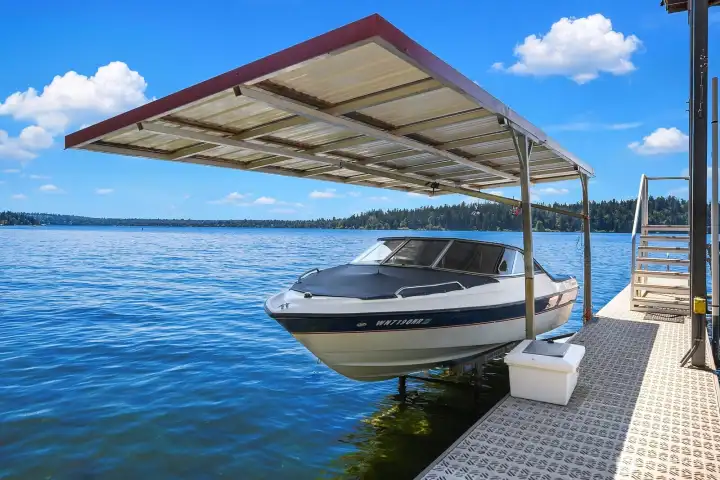 The smaller boatlift