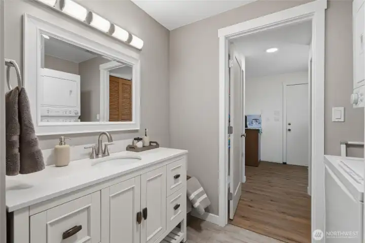 Main cabin bathroom.