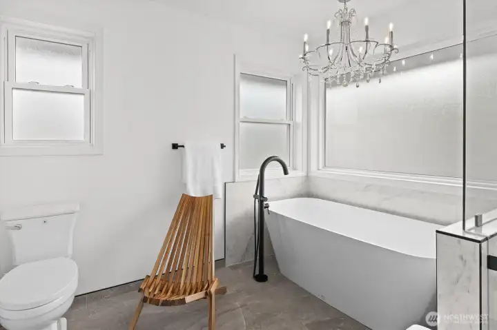 Fully remodeled primary en-suite
