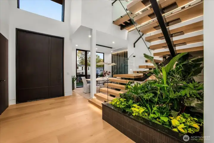 Enjoy the serenity of the indoor garden as well as the grand feeling of floating stairs ! Enjoy the serenity of the indoor garden as well as the grand feeling of floating stairs !
