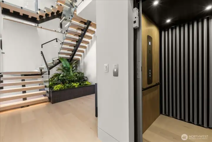 Elevatory accessibility from every floor. Elevatory accessibility from every floor.