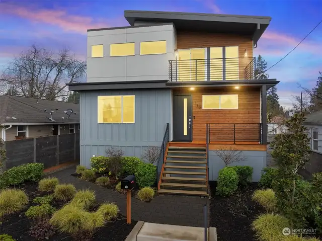 Chic, modern & eminently livable masterpiece 3 year old home that will knock yours socks off!