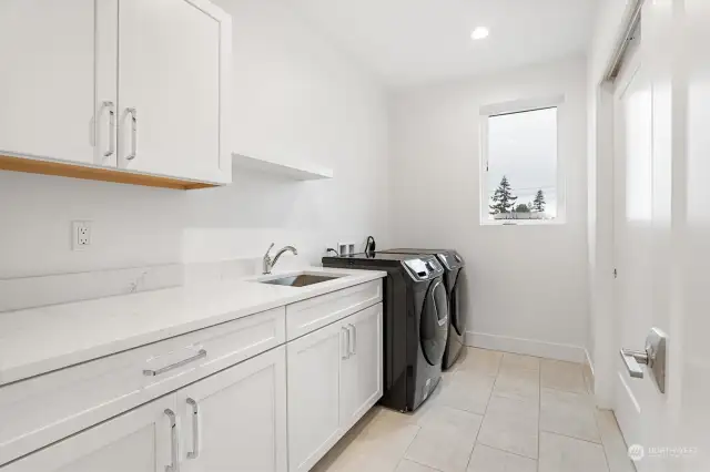 Giant laundry room on the 2nd floor!