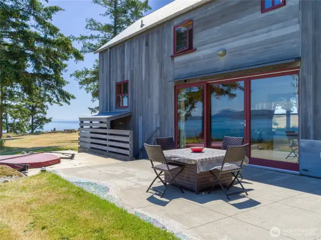 Hot tub, patio, outdoor shower; all with beautiful views.