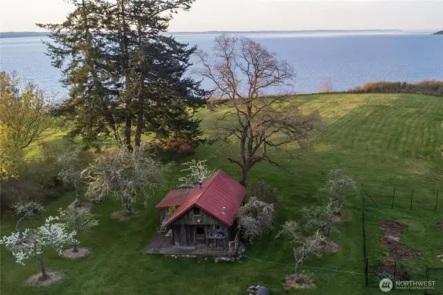 Community-shared 1920s cabin available for guests