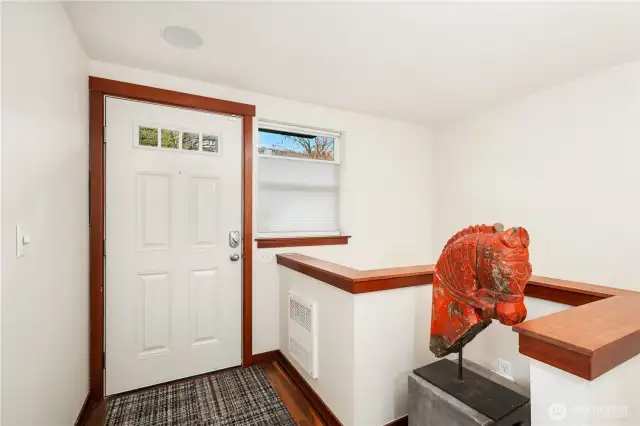 Entry foyer w/ niche