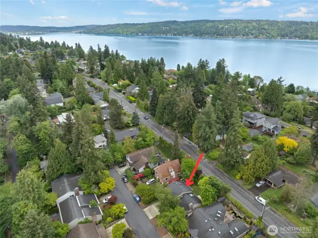 You will love this location, just seconds to wonderful Matthews Beach Park and beautiful Lake Washington! Time for some fun in the sun!