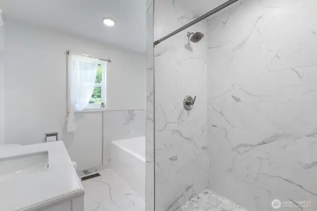 Full bath - cute and streamline.