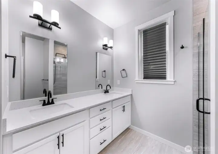 Primary en suite bathroom
