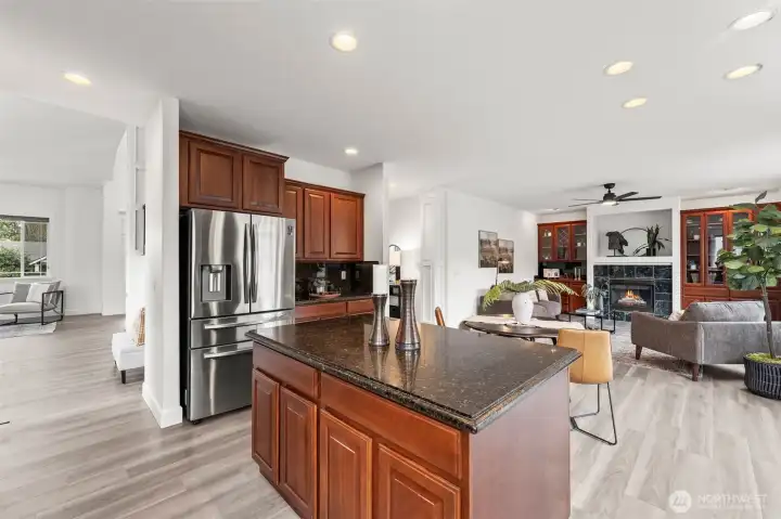 Open concept floorplan w/kitchen island