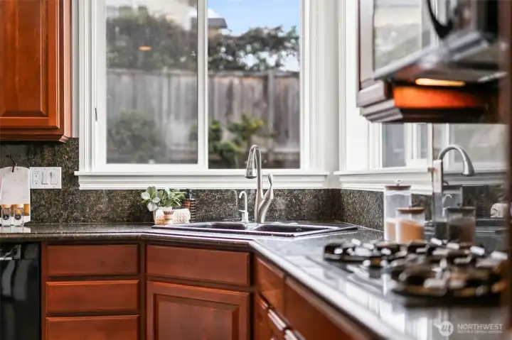 Open concept floorplan w/kitchen island