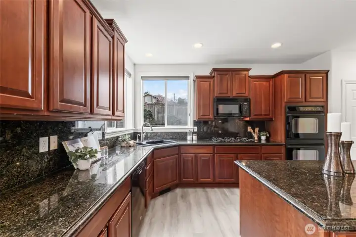 Open concept floorplan w/kitchen island