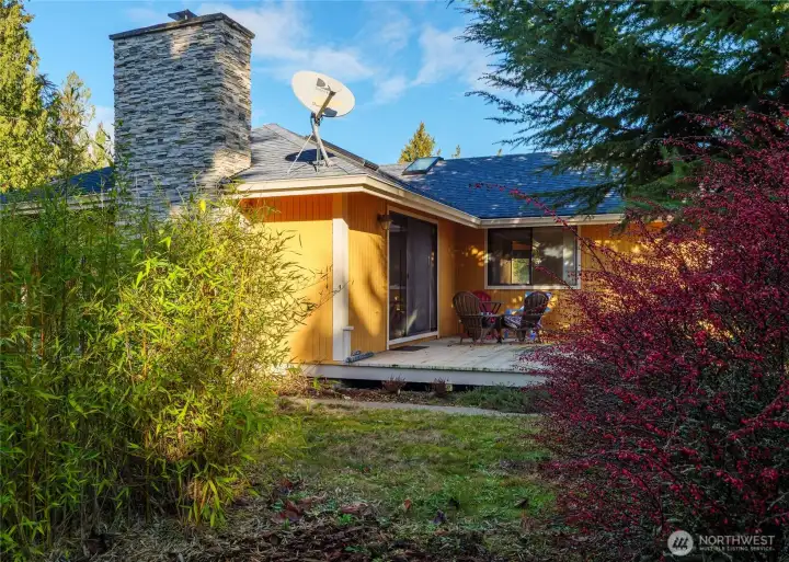 outdoor deck off family room for dining / relaxing