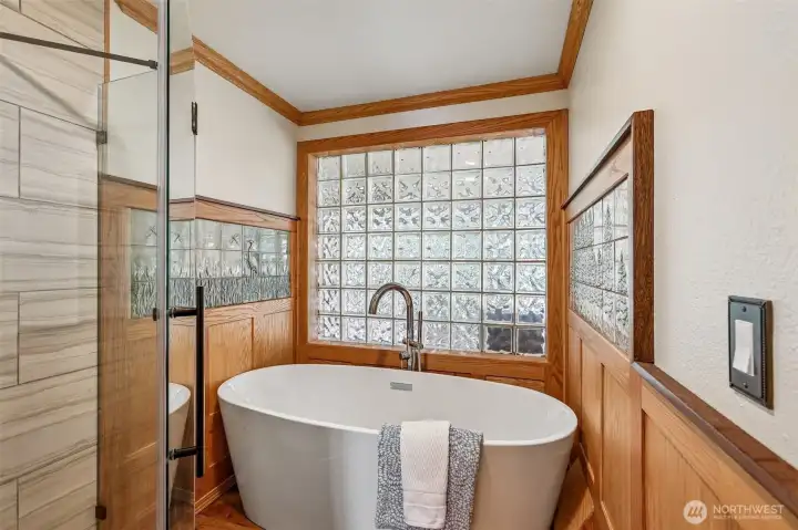 Soaking Tum and Shower in Main level bath.