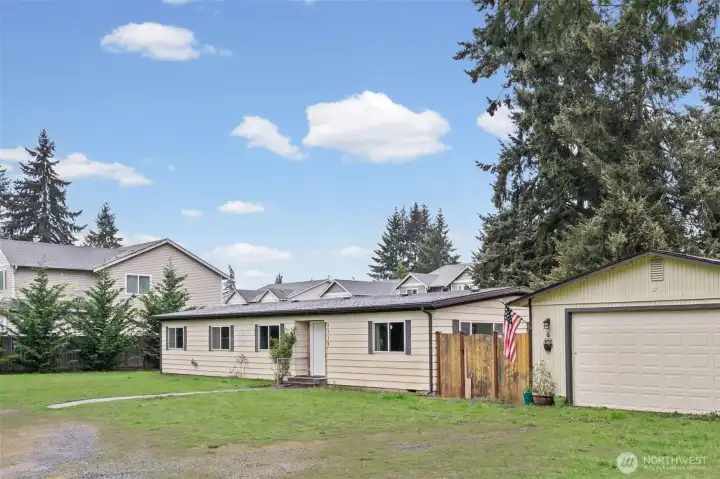 Minutes to JBLM + Shop + 1 Acre