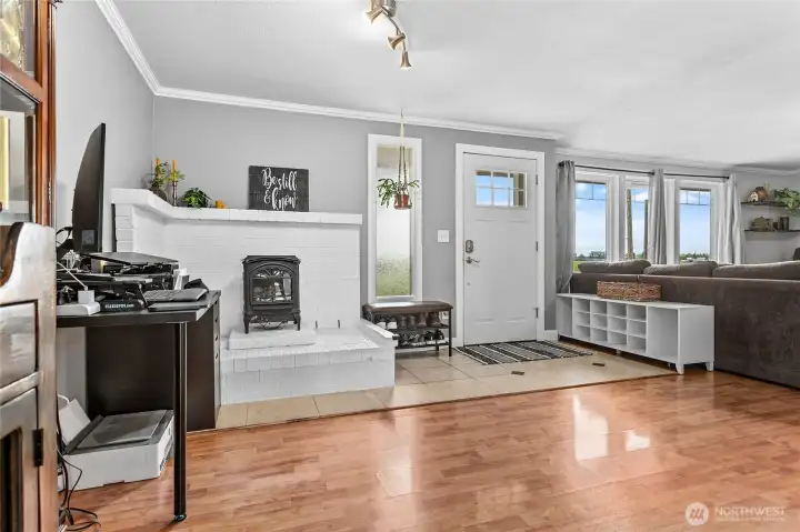 Entry / Living room