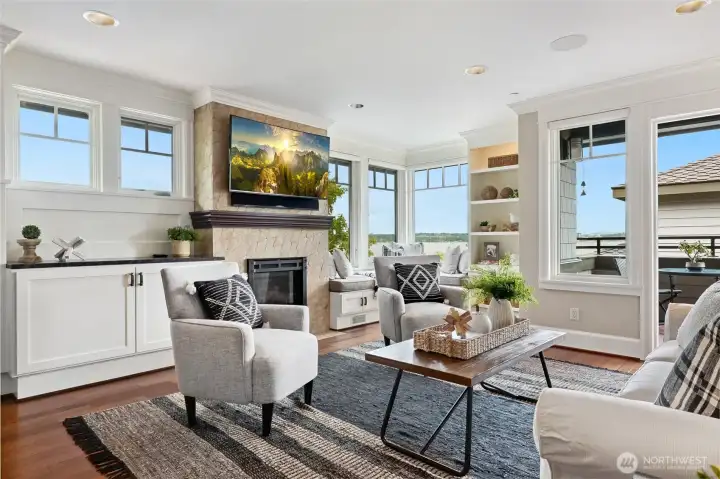 Enjoy your daily readings, morning coffee and cozy evenings viewing the lake City, lake and mountains. Gas fireplace and custom built-in shelving and storage.