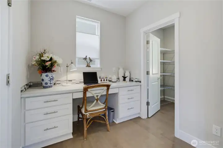 What a great way to stay organized. Come in from the garage with the Costco load right into the pantry. Drop your keys on the desk and keep everything you need in this built-in desk area. What a great way to stay organized. Come in from the garage with the Costco load right into the pantry. Drop your keys on the desk and keep everything you need in this built-in desk area.