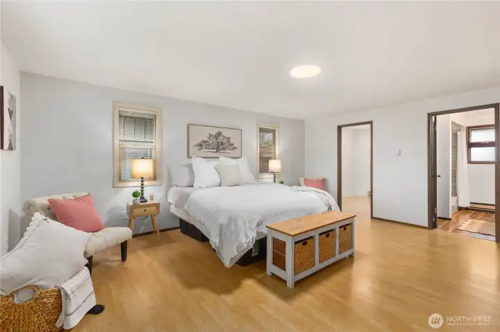 Primary features Pergo type flooring (owner updated from the carpet) Primary features Pergo type flooring (owner updated from the carpet)