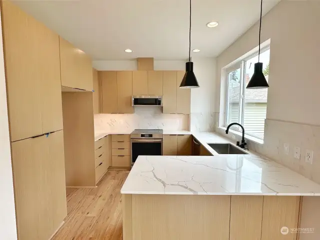 Just look at all of that cabinet space!!! Be still my heart!