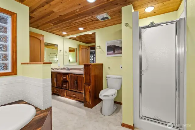Spa bathroom attached to flex space, could be primary ensuite.