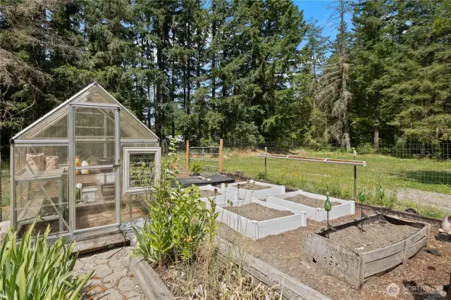 Fenced Garden with Green House~