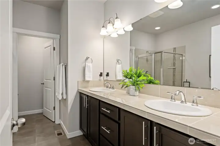 Large ensuite bathroom w/walk in shower and soaking tub