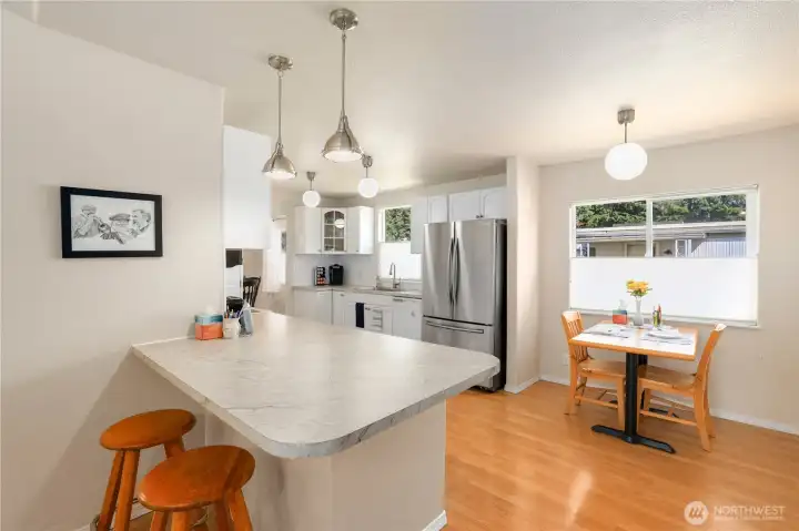 Breakfast nook, plus island seating