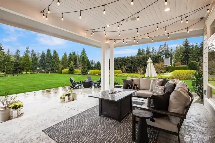 Outdoor covered loggia