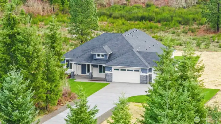 This image depicts a previously built model home for illustrative purposes only. The actual property being offered may differ in design, finishes, and features.