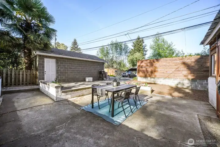 Imagine the entertaining that can take place outside during the summer!