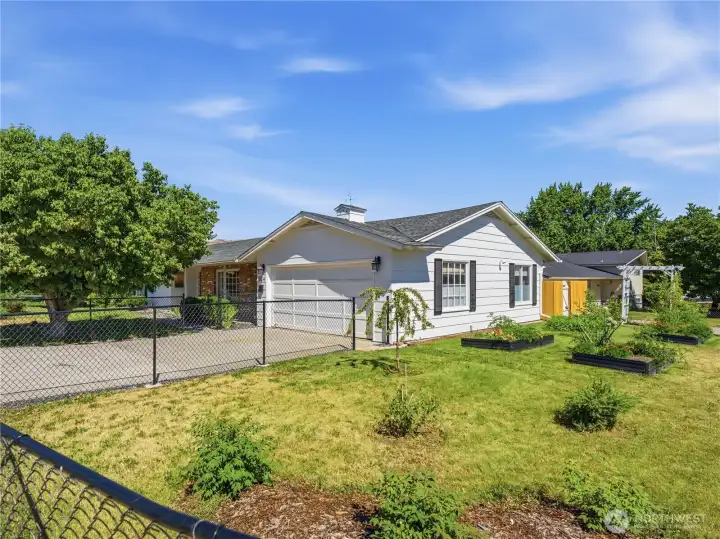 Extensive gardening space on a generous corner lot. Extensive gardening space on a generous corner lot.