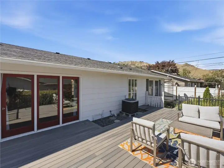 Expansive Trex deck perfect for outdoor dining and entertaining. Expansive Trex deck perfect for outdoor dining and entertaining.