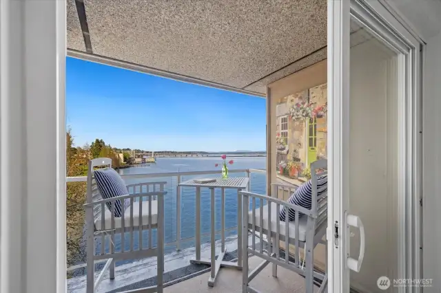 Lakefront corner top-floor unit with covered patio. Watch the lake, mountain and beach views while you enjoy your morning coffee or evening aperitif. Enjoy the peace and quiet of lakefront living.