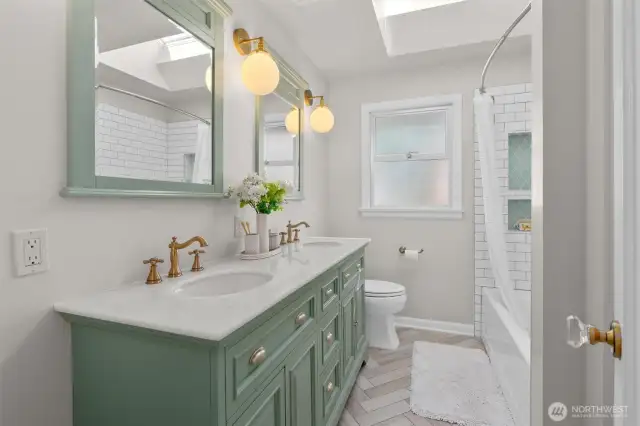 Full Upper level Bathroom