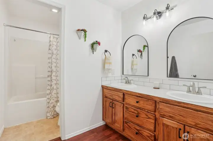 Private en suite off the primary bedroom