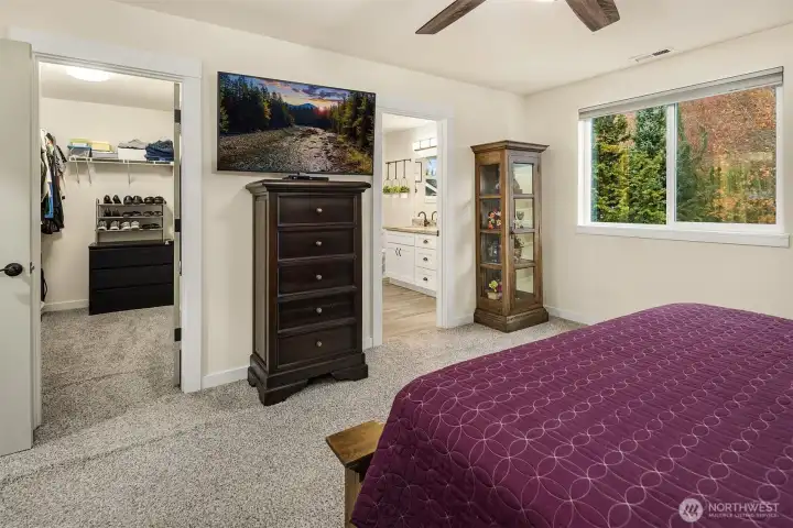Large walk in closet & ensuite