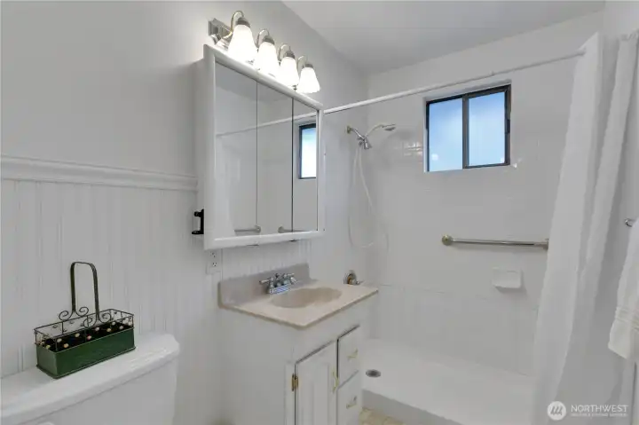 Bath w/walk-in shower