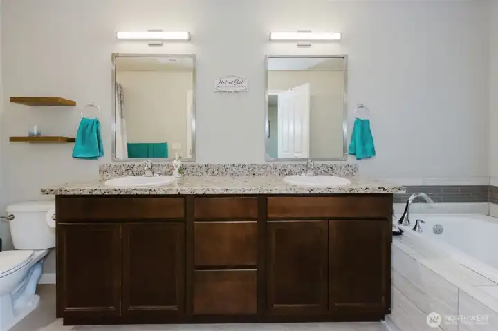 Primary bedroom 5pc bath