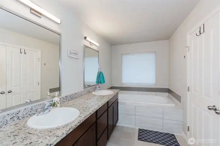 5 pc bathroom off of primary