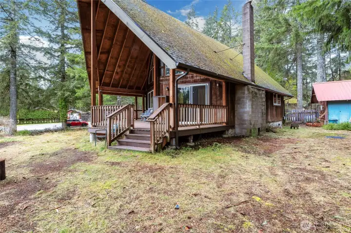 Fully covered wrap around deck, to enjoy the outdoors through all the seasons