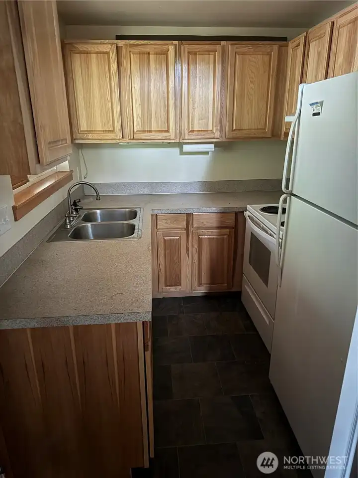 Kitchen, plenty of counter & cabinet space, appliances stay
