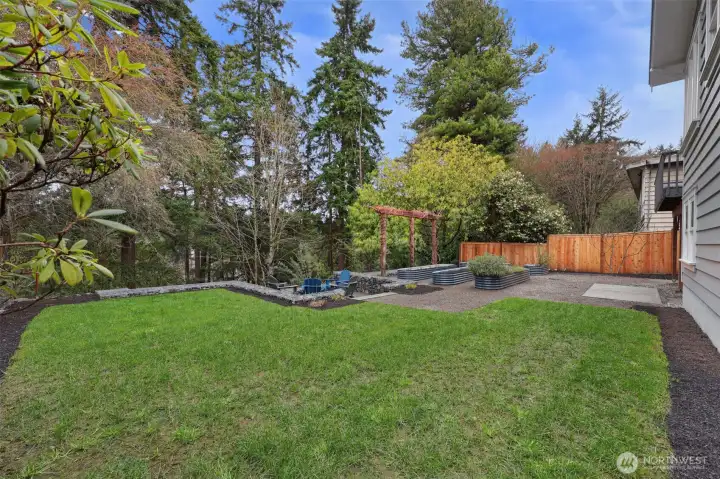 Make the most of spring and summer sun in this fantastic, private yard!