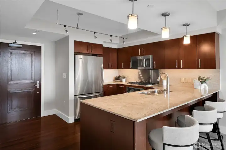 The kitchen is highlighted by stainless steel appliances, if you feel like cooking, rather than dining out or ordering in. The Bellevue Collection, which is only steps from your condo door, includes a dining and entertainment district with over 50 local-to-global restaurants and cafés!