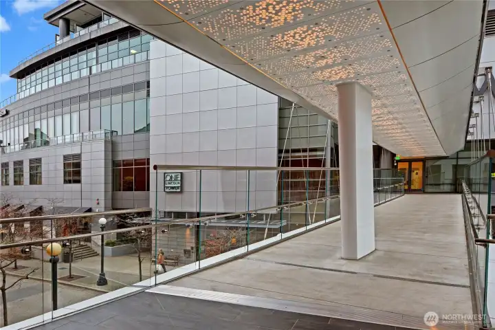 One Lincoln Tower is the only condominium tower connected by multiple skybridges to some of the nation's best shopping, bars and restaurants!!!