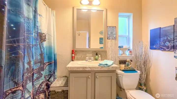 Full bathroom, decor included!