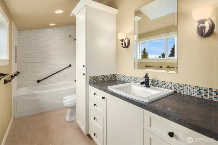 Upstairs full bathroom