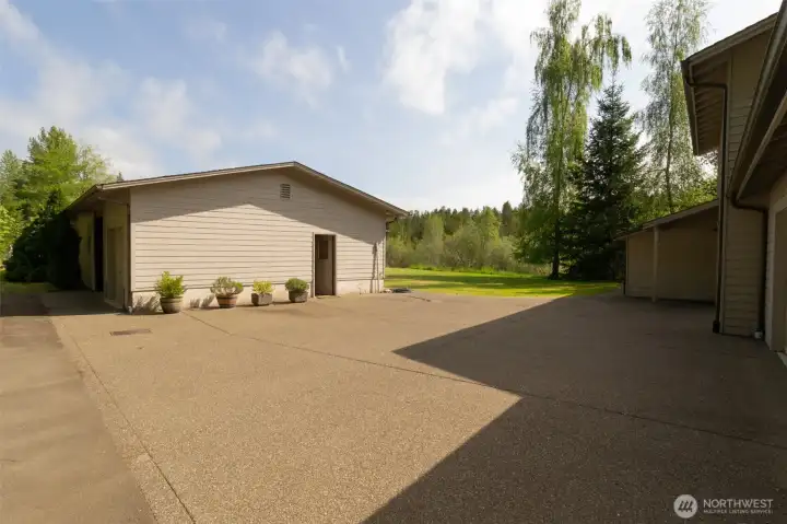 Huge aggregate driveway is great for extra parking