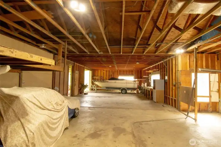 The shop can hold 10 cars or boats or whatever you can dream of.